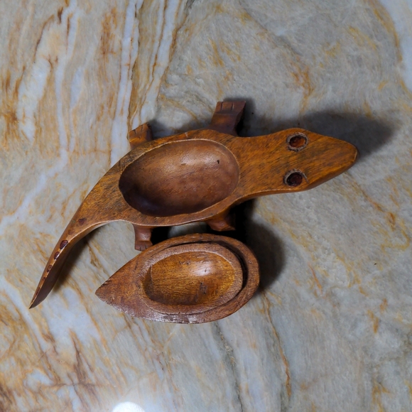 Wooden lizzard secret compartment - Picture 2 of 4